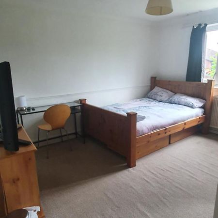 Spacious And Serene Stay Near Milton Keynes Centre Willen Номер фото